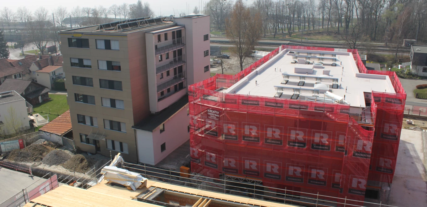 Machen bereits eine gute Figur: Zwei der neu errichteten Baukörper im „Bäumlequartier am See“ von Rhomberg Bau. Im Vordergrund ist das Dach der originalgetreu nachgebauten alten Fabrikhalle zu sehen. Bereits im Herbst wird der zweite und finale Bauabschnitt starten.